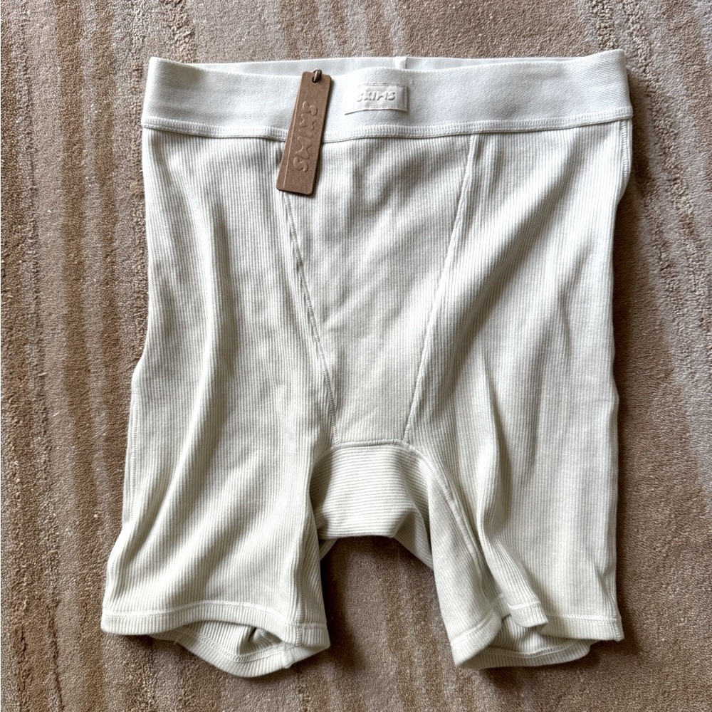SKIMS women’s boxer shorts XS in Bone